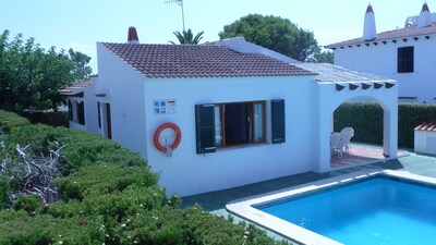 Casa tradicional de vacaciones en Cala Blanca / Ciutadella con piscina