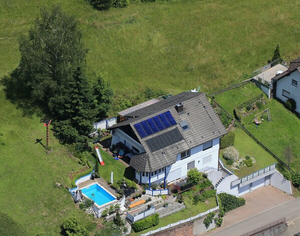 Luftaufnahme von unserem Haus mit Pool