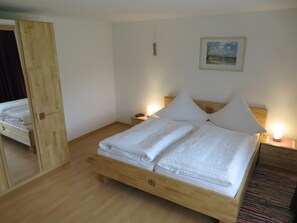 Ferienwohnung Hochfelln 80 qm, 2 Terrassen, Küche, 2 Schlafzimmer, Wohnz., WLAN-Schlafzimmer