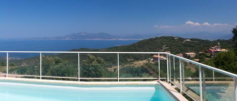 Vue sur le golfe d’Ajaccio et le village de Coti Chiavari