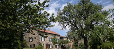 La maison vue du fond du grand jardin (1800 m²).