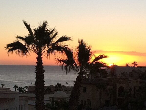 Sunrise over the water, looking back toward Land&apos;s End.