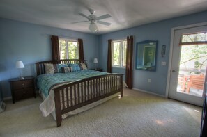King bed in en-suite bedroom