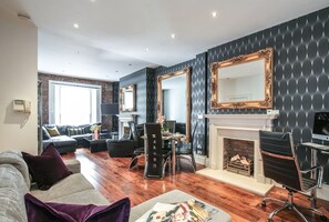 900 square feet of open plan quality living space in the heart of Mayfair. 