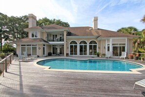 Expansive private back deck with barbecue grill