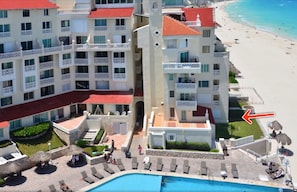 Yard overlooking the beach