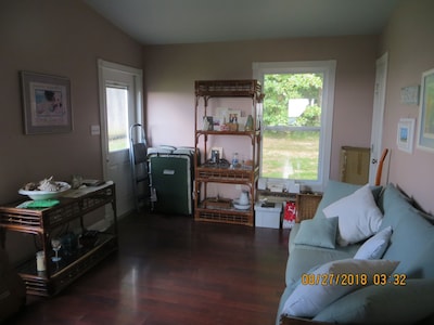 Quiet Country Cottage on Family Farm, 30 min from Paducah