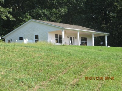 Quiet Country Cottage on Family Farm, 30 min from Paducah