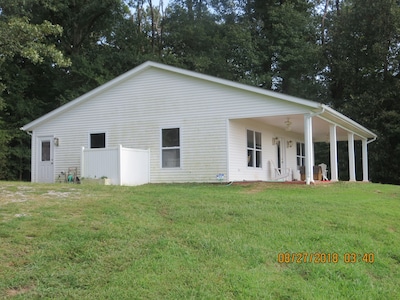 Quiet Country Cottage on Family Farm, 30 min from Paducah