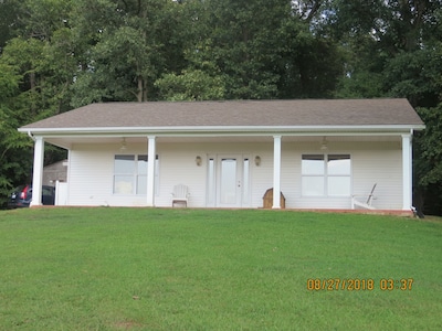 Quiet Country Cottage on Family Farm, 30 min from Paducah