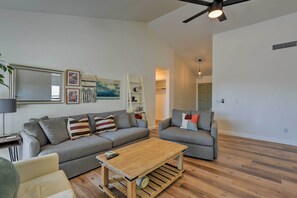 Living Room | Free WiFi | Central A/C | Smart TV w/ Netflix