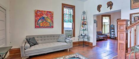 This spacious 2,600-square-foot vacation rental home in San Antonio can host 4.