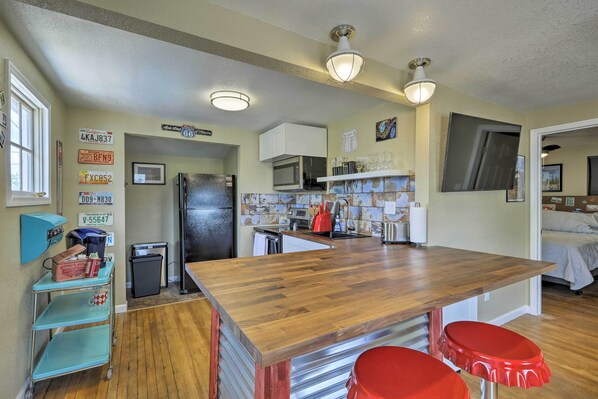 Let this eclectic apartment serve as the foundation for your Winslow retreat!