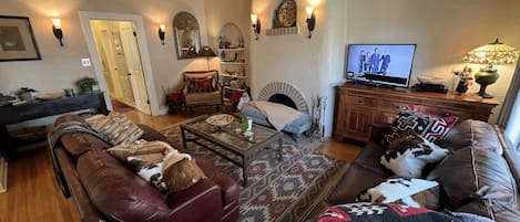 Relaxing and comfortable southwest California Spanish 1920's bungalow Living 