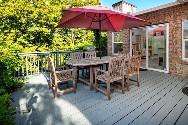 Welcome to Baker Creek Retreat! Please enjoy our spacious rental in the heart of Beaverton, Oregon.