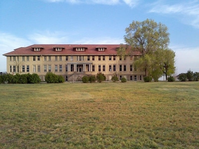 Historic Gooding College, Beautiful Building Small Town up to 24Bedrooms, 14Bath