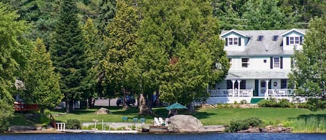 This home epitomizes lakefront luxury.