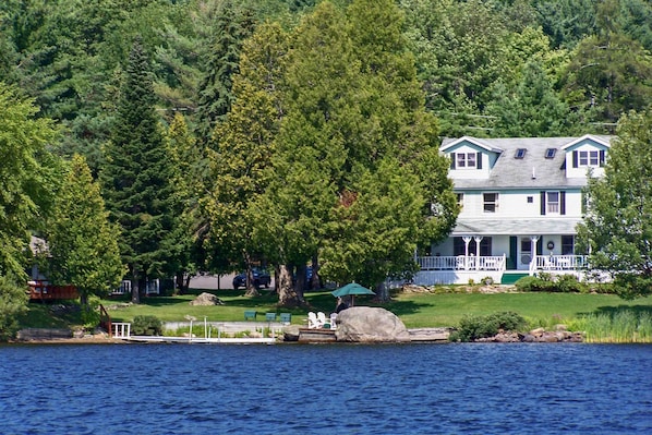 This home epitomizes lakefront luxury.