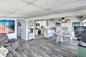 Living Room | Cable TV | Free WiFi
