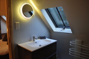 walk in shower/bathroom
