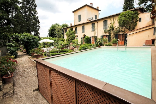The private pool of the villa