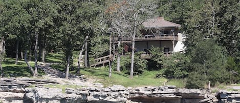 True Lake front with amazing setting and cliffs in your own backyard