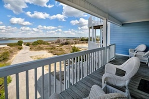 Miracle Point Kings Lynn Dr-small-003-30-Front Porch-666x444-72dpi