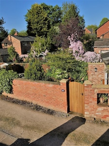 Excellent Holiday Cottage, Tarporley Village Centre 