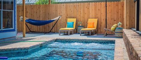 Private pool & lounge area