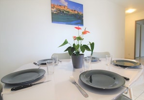 Table de la salle à manger parfaitement adapté pour recevoir 4 convives afin de partager un chaleureux repas.