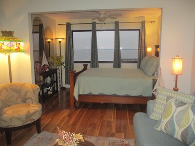 Romantic condo for 2 on Santa Rosa Island-waterfront view, pool, fishing pier!