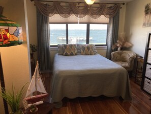 Our window overlooks the onsite fishing pier. Great view of water!