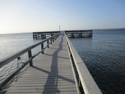 Romantic condo for 2 on Santa Rosa Island-waterfront view, pool, fishing pier!