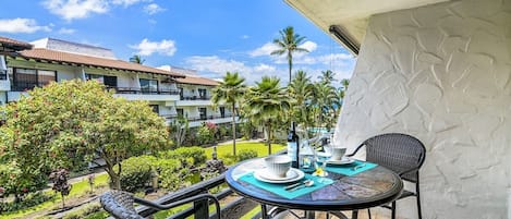 Spacious lanai offers outdoor dining at this Kona oceanfront rentals.