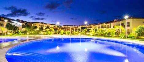 Vista da piscina e apartamentos