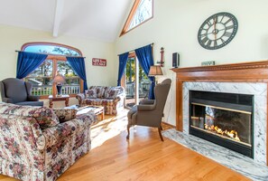 Cozy fireplace, wonderful in the colder months 