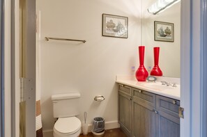 Full bath for the first bedroom.