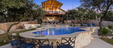 Swimming Pool With Swim-Up Bar, 11 Person Hot-Tub and Fire-Pit!