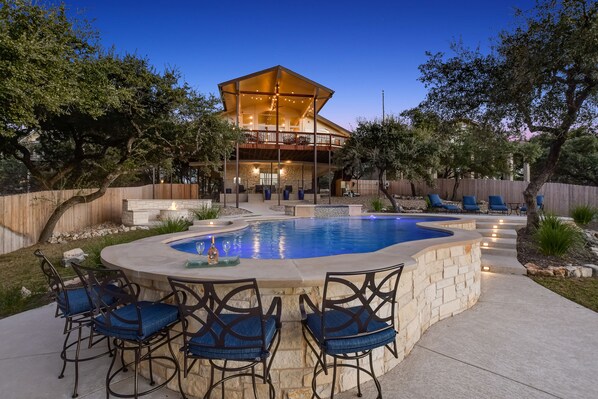 Swimming Pool With Swim-Up Bar, 11 Person Hot-Tub and Fire-Pit!