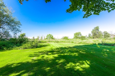 Minutes to the Beach - Lakeshore Meadows Retreat