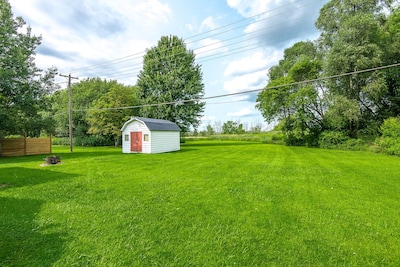 Minutes to the Beach - Lakeshore Meadows Retreat