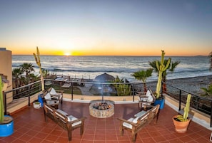 Roof terrace with fire pit to enjoy warm spectacular sunset and ocean views