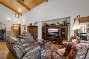 TV Room: Pinyon Creek Upscale Vacation Retreat