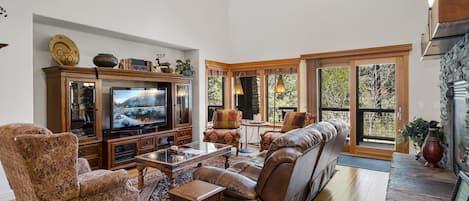 TV Room: Pinyon Creek Upscale Vacation Retreat