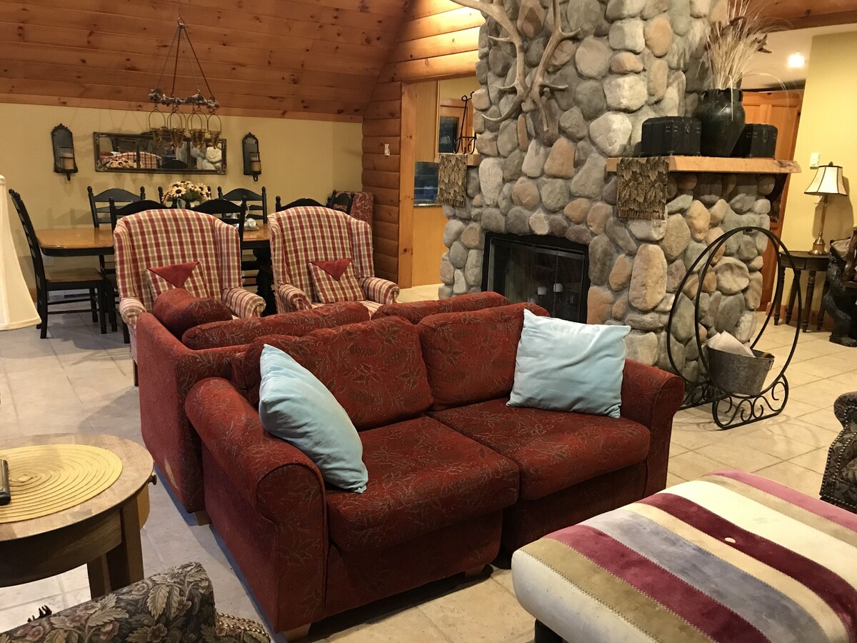 Dog-Friendly Family Retreat Cabin w/Gore Mt Views