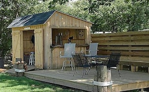 The Boat Shack and dock/deck for family gatherings & Happy Hours!?! 