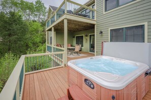 Enjoy two large decks, hot tub overlooking beautiful woods to Lake Galena. 