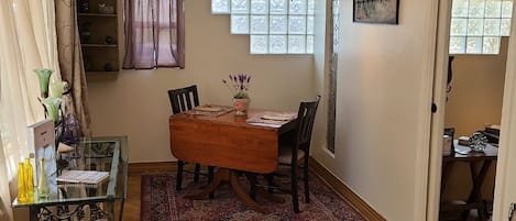 Entrance/Dining room 