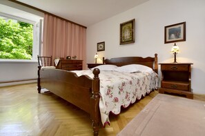 Schlafzimmer 1