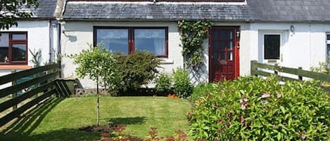 Mara Cottage - traditional fisherman's cottage on the shore of the Moray Firth